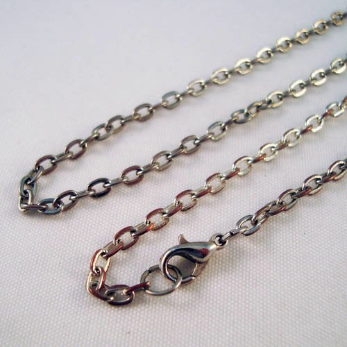 Collier à chaîne à mailles argentée avec fermoir à mousqueton, longueur 44cm. 