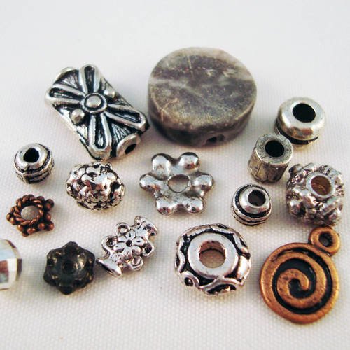 Lot de 15 perles à motifs variés pour une création unique 