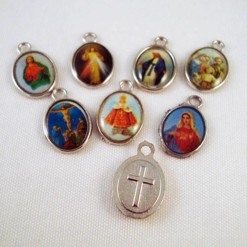 Lot de 8 breloques pendentifs médailles à thème religieux motifs variés 