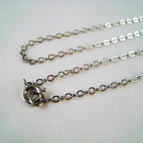 Collier à chaîne argentée avec fermoir à mousqueton rond, longueur 42cm. 