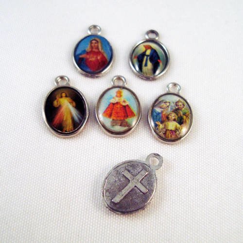 Lot de 5 breloques pendentifs médailles à thème religieux motifs variés 