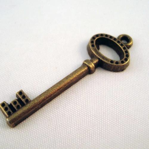 Bcc10 - 1 pendentif breloque en forme de clé de couleur bronze 
