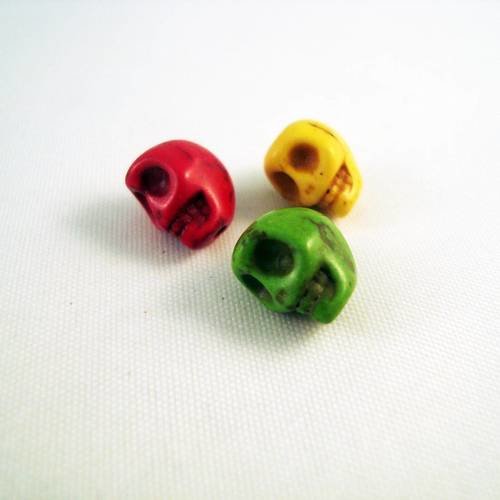 Lot de 3 perles tête de mort howlite jaune, rouge et vert rasta bob marley 