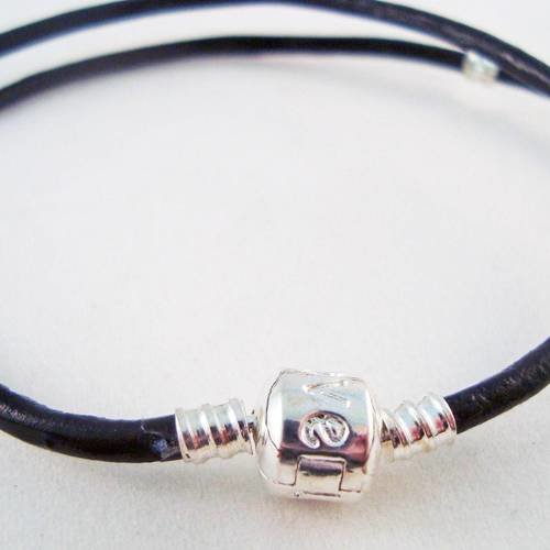 Collier en cuir noir avec fermoir argenté "love" 