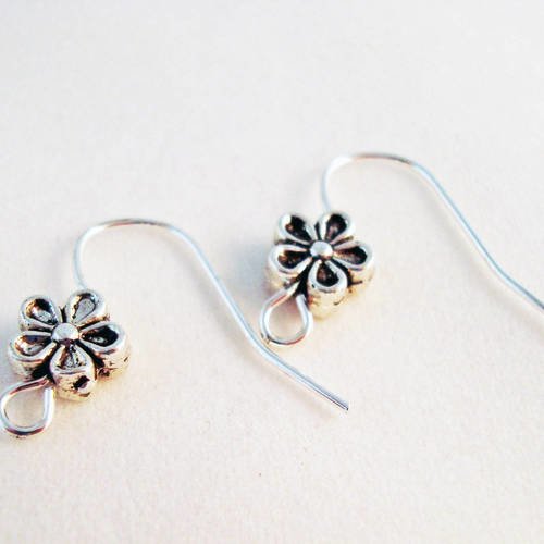 Une paire de crochets pour boucles d'oreilles fleur argentée 