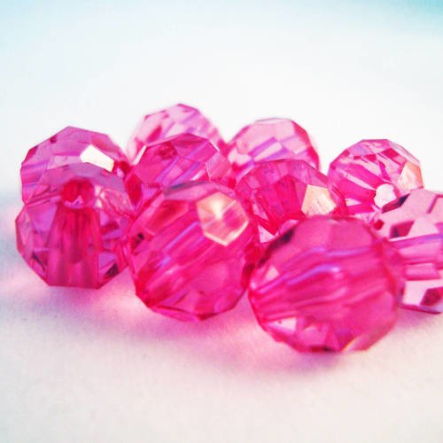 Pac26 - 5 perles acrylique en forme de boule à facette de couleur rose semi transparent fuchsia