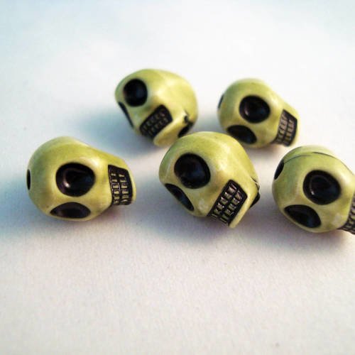 Lot de cinq perles tête de mort de couleur vert olive, 13mm x 12mm, épaisseur 9mm, taille de trou 2mm. 