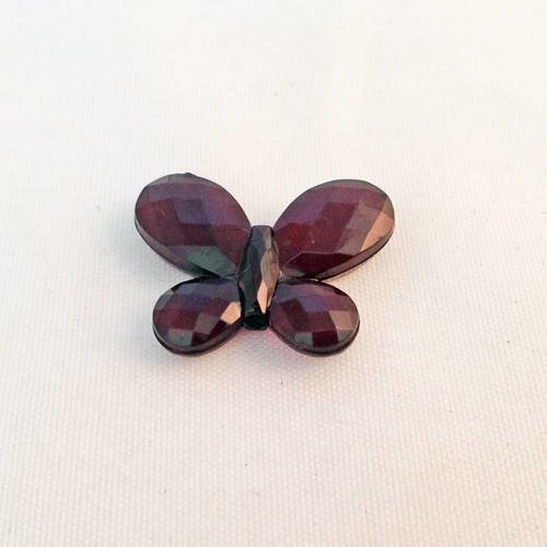 Perle forme papillon de couleur noire à facettes 