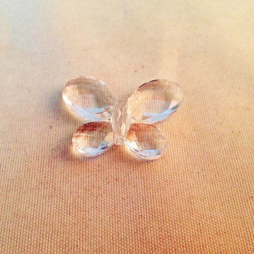 Perle forme papillon de couleur transparente à facettes 