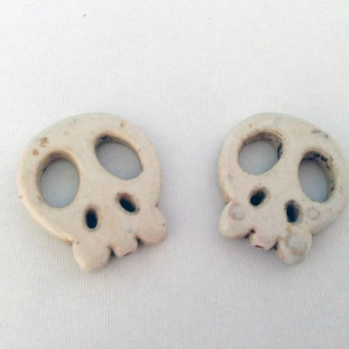 Deux grandes perles howlite tête de mort blanches 
