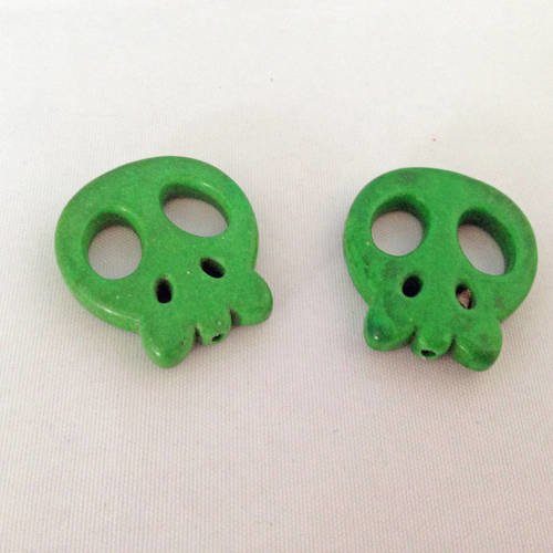 Deux perles howlite tête de mort vertes 