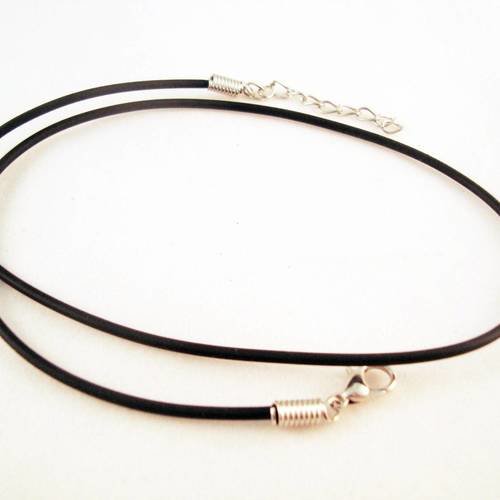 Collier cordon caoutchouc noir, fermoir à mousqueton et chaîne d’extension, argenté, longueur 45cm, épaisseur 2mm. 
