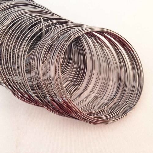 Lot de 10 tours de fil de mémoire de forme bracelet, couleur argent foncé mat gunmetal. 
