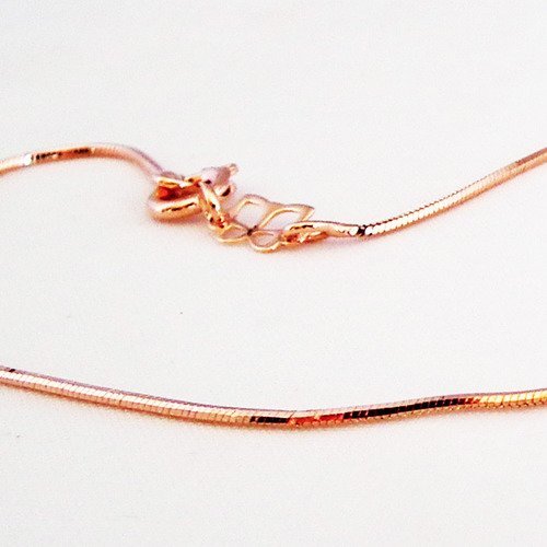 Sp17r - support collier de 45cm serpent plaqué or rose 9k avec fermoir rond et petit papillon