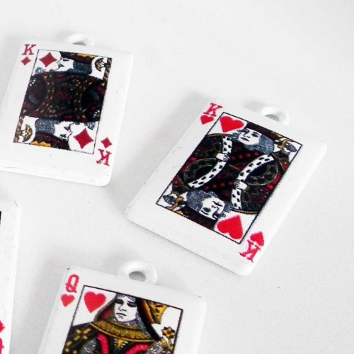 E15 - 1 breloque roi de coeur breloques cartes jouer poker métal blanc