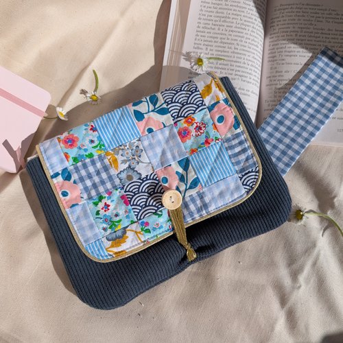 Pochette à livre molletonnée en patchwork bleu et velours côtelé- avec marque-page assorti