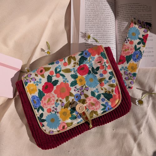 Pochette à livre de poche molletonnée en velours bordeaux et fleurs- avec son marque-page assorti