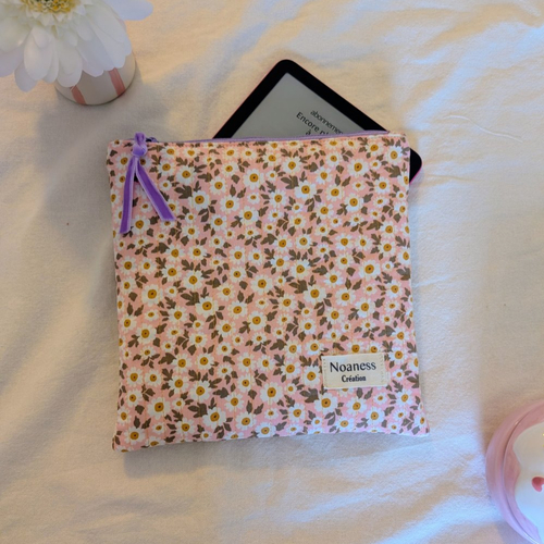 Pochette liseuse 6,8 pouces artisanale-  housse kindle tissu fleurs matelassée- étui liseuse fait main