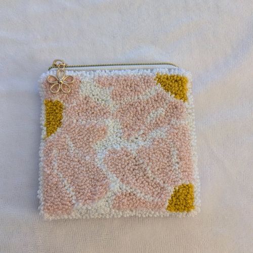 Trousse maquillage punch needle – pochette artisanale texturée, velours côtelé, zip fleur