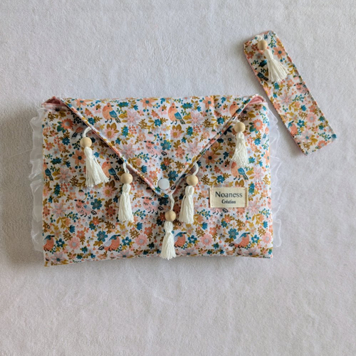 Pochette livre de poche molletonnée avec rabat et marque-page – tissu fleuri