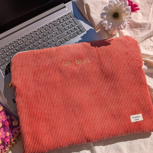 Pochette ordinateur en velours côtelé orange avec girl boss brodé- housse ordinateur 17 pouce, étui doux, idée cadeau femme