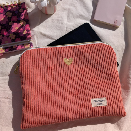 Pochette tablette/ ipad en velours côtelé orange avec coeur brodé- housse tablette 11 pouces, étui girly, idée cadeau femme