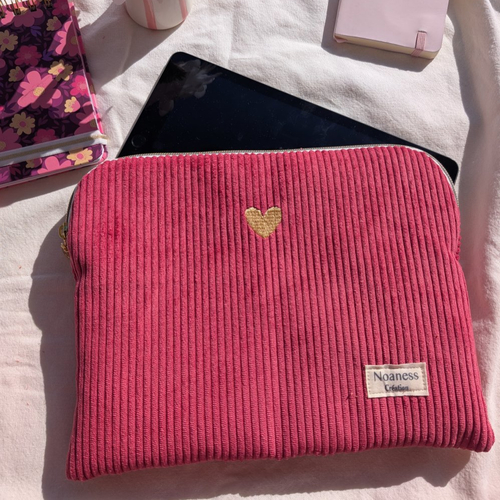 Pochette tablette/ ipad en velours côtelé framboise avec coeur brodé- housse tablette 11 pouces, étui girly, idée cadeau femme