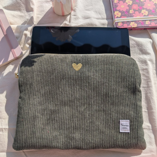 Pochette tablette/ ipad en velours côtelé vert avec coeur brodé - housse tablette 11 pouces, étui girly, idée cadeau femme