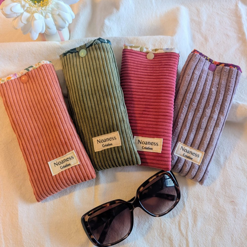 Étui à lunettes personnalisé en velours côtelé et coton, idée cadeau femme. pochette molletonnée élégante.