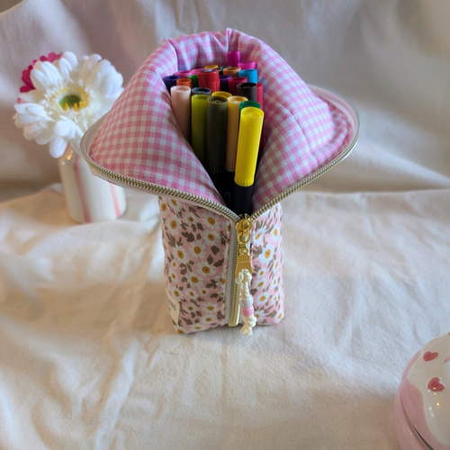 Trousse à crayons artisanale fleurie rose- trousse scolaire ou bureau en tissu fait main- grande ouverture