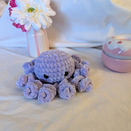 Pieuvre au crochet artisanale violette- amigurumi fait main- peluche pieuvre douce avec yeux sécurisés