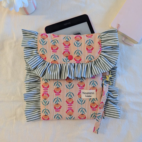 Pochette liseuse 6,8 pouces à froufrous- housse kindle avec dragonne amovible- fabrication artisanale