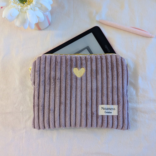 Pochette liseuse 6,8 pouces en velours côtelé lilas- housse matelassée avec coeur brodé- fabrication artisanale