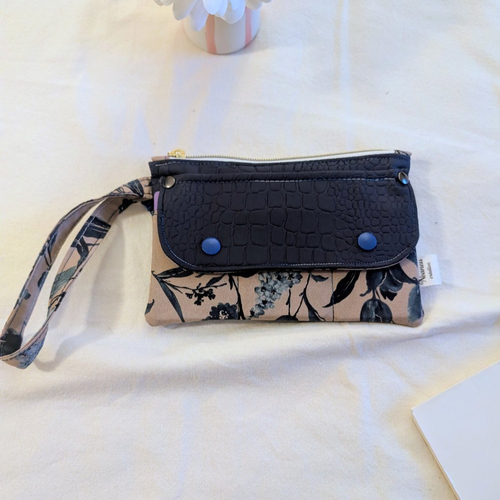 Pochette téléphone femme - portefeuille 3 cartes, porte-monnaie zippé avec dragonne - simili croco et tissu fleuri