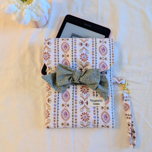 Pochette pour liseuse 6,8 pouces à liens et dragonne- étui liseuse fait main en tissu- cadeau femme