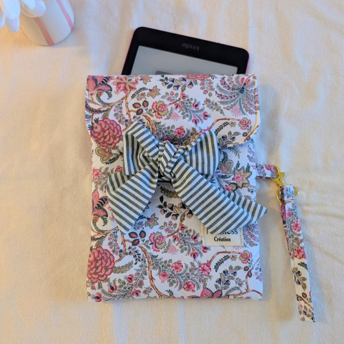 Pochette liseuse 6,8  pouces avec dragonne - étui liseuse fleuri - housse kindle kobo fait main - cadeau femme