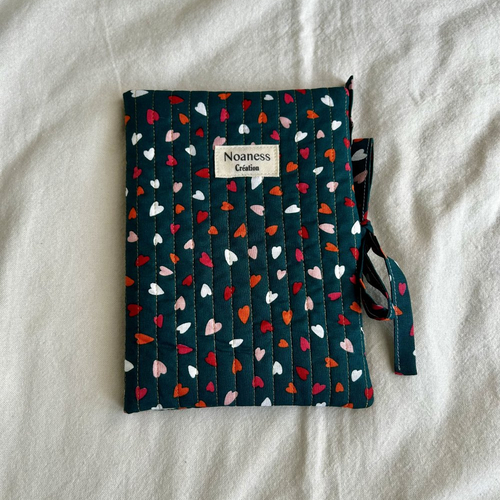 Pochette liseuse matelassée - housse kindle 6,8 pouces - étui tissu à coeurs et fil doré - cadeau femme