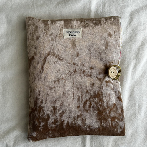 Pochette livre broché en velours taupe - doublure fleurie et fermeture dorée - cadeau femme