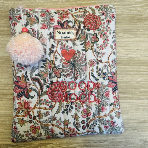 Pochette liseuse matelassée fleurie brodée good mood