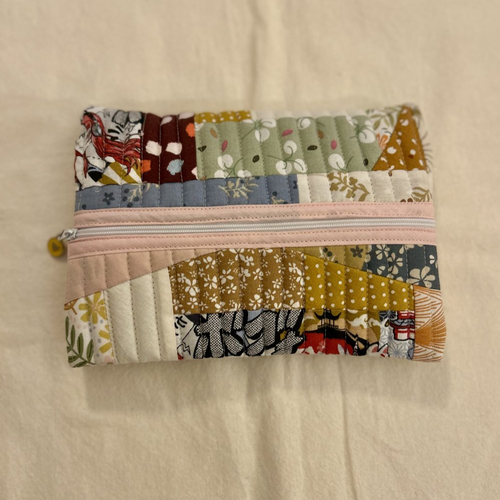 Trousse patchwork matelassée en coton, pochette artisanale multicolore