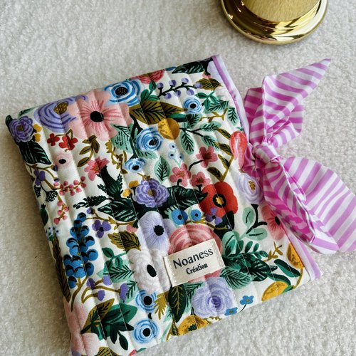 Pochette à livre de poche molletonnée en tissu floral- étui de protection avec marque-page assorti- création artisanale française