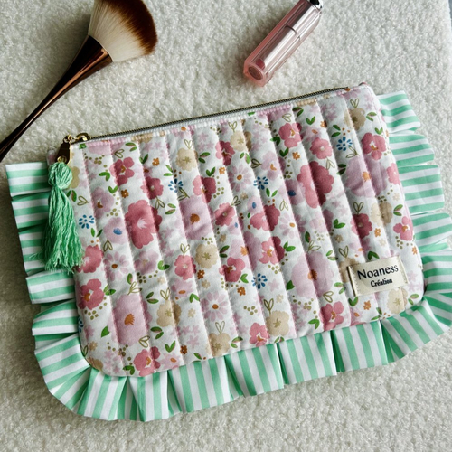 Pochette à volants en coton fleuri- trousse de maquillage matelassée bohème- organisateur de sac fait main- idée cadeau coquette