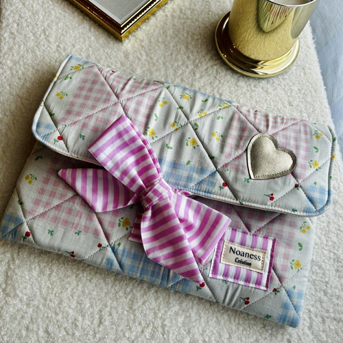 Pochette tablette & ipad matelassée- style vichy et noeud rose- protection doublé mousse- fait main