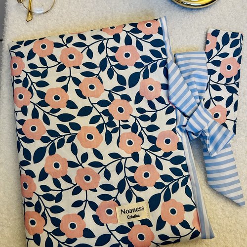 Pochette à livre maxi format et son marque- page assorti- protège livre molletonné fleurs bleurs et roses- cadeau lecteur