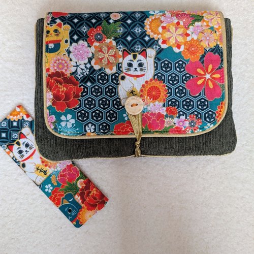 Pochette à livre molletonnée japon- chats maneki-neko et fleurs- velours côtelé vert- marque-page assorti