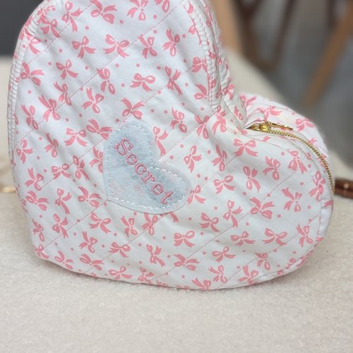 Trousse à maquillage coeur matelassée- motif noeuds roseset broderie "secret"- fait main