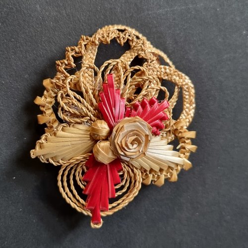 Broche avec fin tissages, feuilles , rose et rosette en paille,
