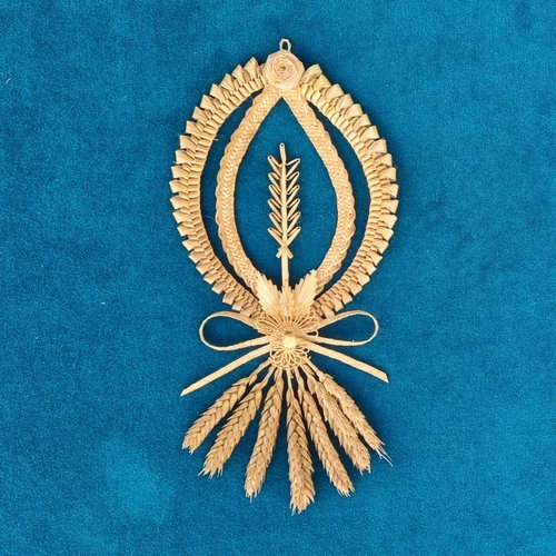 Porte bonheur tissée avec du froment