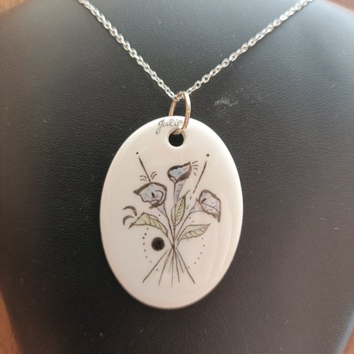 Pendentif ovale aux callas