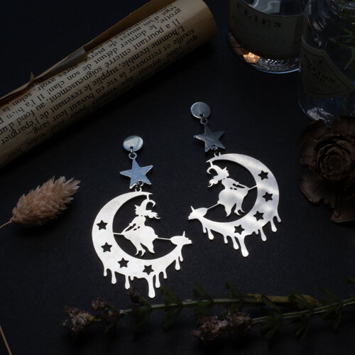Boucles d'oreilles sorcière sur son balaie